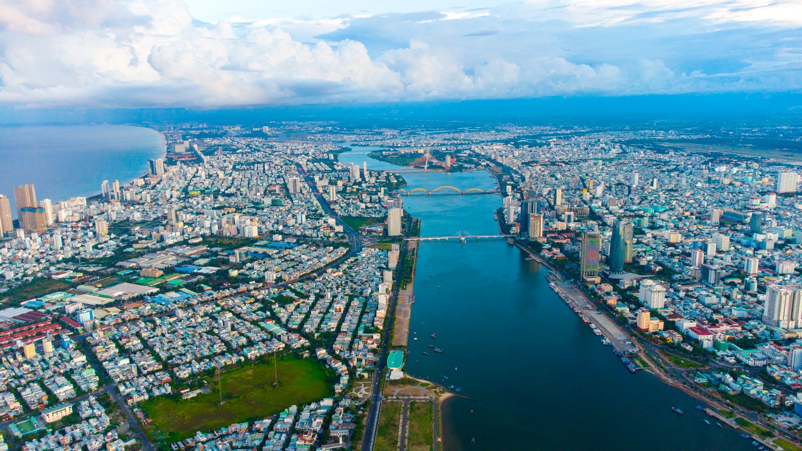 Đà Nẵng nhìn từ trên cao, thành phố có nhiều sông và cầu kết nối các khu đô thị
